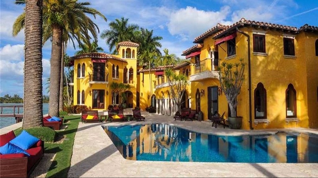Where is Enrique Iglesias' house located in Miami